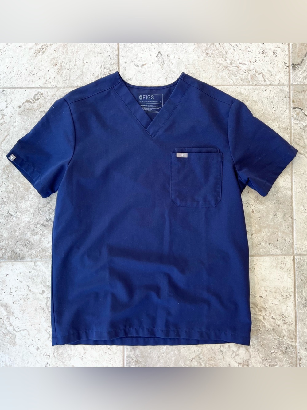 FIGS Men's Leon Three-Pocket Scrub Top in Navy Blue (PO#: 6403), size Small
